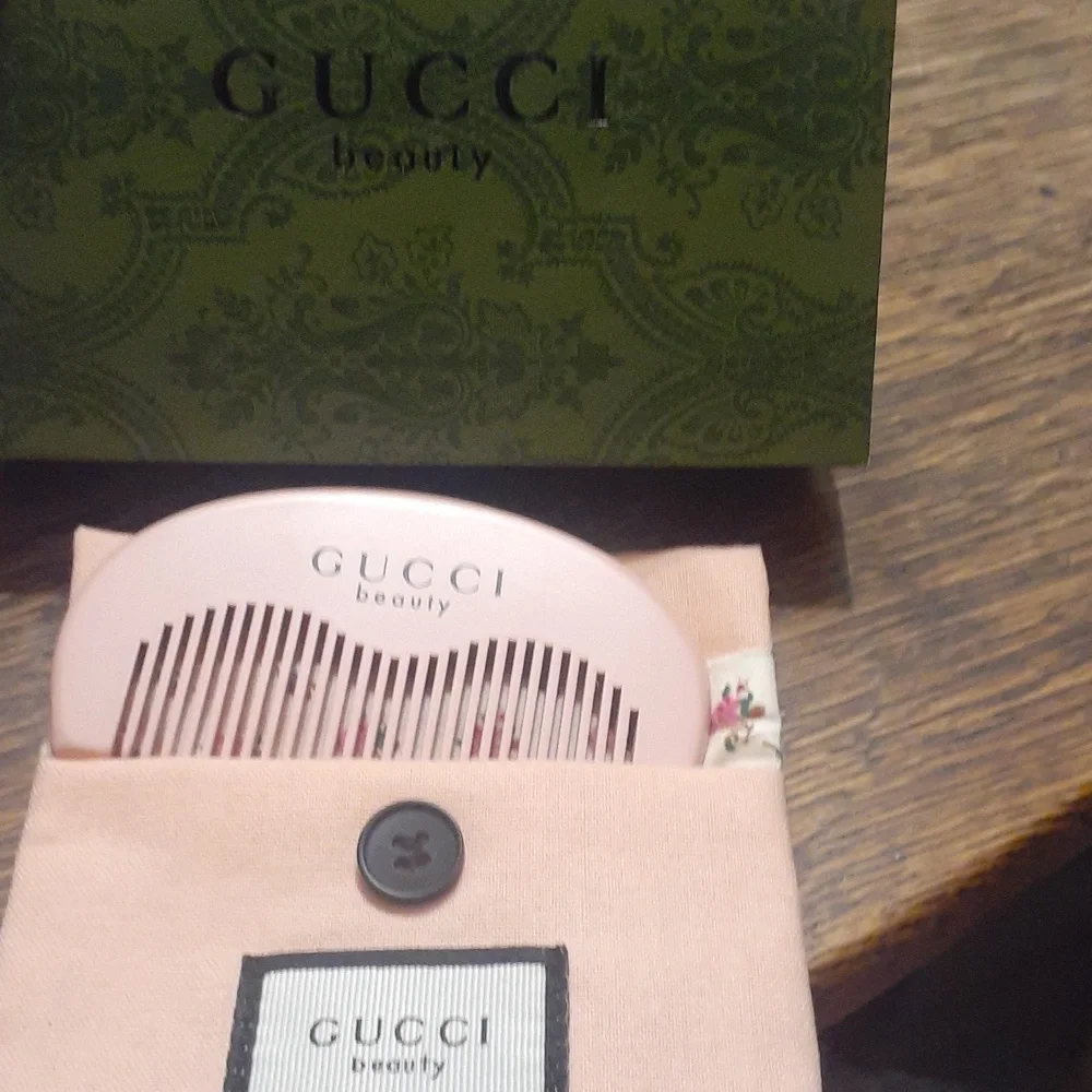 NWOT GUCCI COMB and POUCH! - Picture 5 of 5
